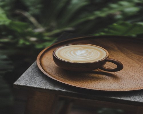 Secangkir kopi dan buku di pagi hari